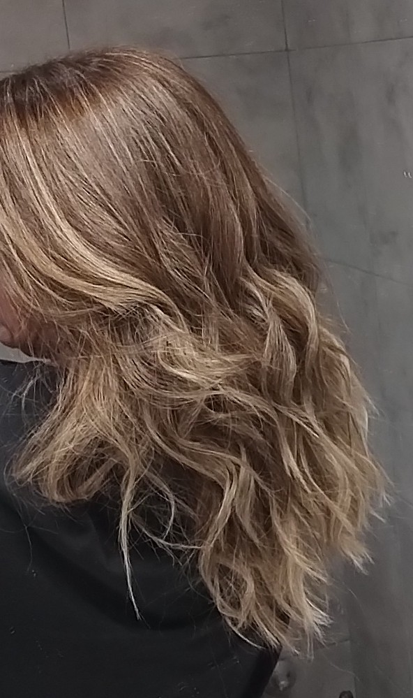 Logo de BEYOND STUDIO HAIR